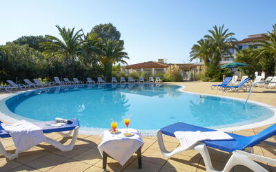 Port Grimaud 615: Schwimmbad, Resort, Eigentum, Urlaub, Gebäude, Freizeit, Grundeigentum, Palme, Baum, Haus