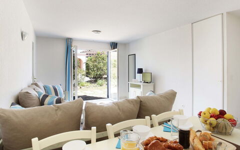Saint Aygulf 608: Möbel, Interior Design, Flooring, Fussboden, Textil, Decke, Zimmer, Zuhause, Tabelle, Wohnzimmer