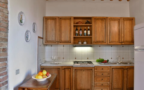 La Capanna: Küche, Countertop, Möbel, Cabinetry, Holz, Interior Design, Küchengerät, Flooring, Major Appliance, Schrank