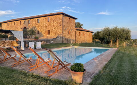 La Corte Di Campalli: Wolke, Himmel, Pflanze, Wasser, Eigentum, Gebäude, Natürliche Landschaft, Grundstueck, Fenster, Schwimmbad