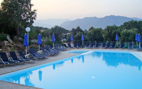 Pinarellu 604: Schwimmbad, Resort, Blau, Wasser, Freizeit, Ferienort, Urlaub, Baum, Hotel, Freizeitzentrum
