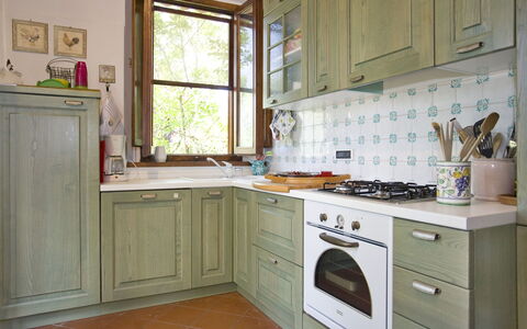 La Fonte: Countertop, Cabinetry, Küche, Zimmer, Möbel, Eigentum, Fussboden, Interior Design, Gebäude, Herd
