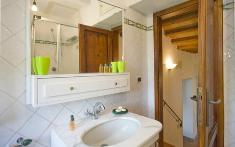 La Fonte: Badezimmer, Zimmer, Eigentum, Interior Design, Gebäude, Badezimmerschrank, Sinken, Haus, Bad Zubehör, Badewanne