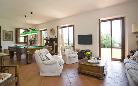 La Fonte: Wohnzimmer, Zimmer, Eigentum, Gebäude, Möbel, Interior Design, Fussboden, Zuhause, Haus, Grundeigentum
