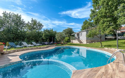 Pazin 615: Blau, Schwimmbad, Schatten, Resort, Garten, Gartenmöbel, Landscaping, Hinterhof, Eco Hotel, Water Feature