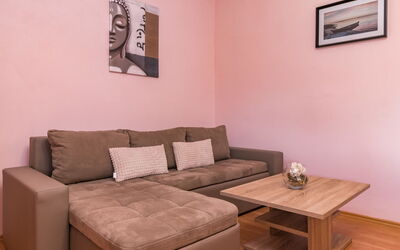 Koštro 607.1: Möbel, Zimmer, Wand, Wohnzimmer, Interior Design, Couch, Eigentum, Rosa, Fussboden, Tabelle
