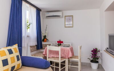 Koštro 607.2: Zimmer, Eigentum, Möbel, Interior Design, Gebäude, Lila, Vorhang, Violett, Suite, Wohnzimmer