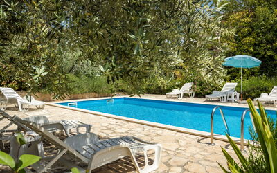 Poreč 608: Wasser, Pflanze, Möbel, Eigentum, Schwimmbad, Stuhl, Schatten, Gartenmöbel, Baum, Rechteck