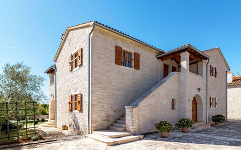 Poreč 614: Himmel, Pflanze, Fenster, Gebäude, Baum, Grundstueck, Tür, Haus, Hütte