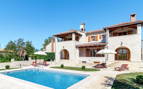 Poreč 614: Wasser, Pflanze, Himmel, Gebäude, Fenster, Schwimmbad, Haus, Baum, Freizeit, Wohngebiet