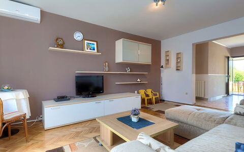 Dora: Tabelle, Möbel, Couch, Eigentum, Fernsehen, Holz, Haushaltsgerät, Interior Design, Studio Couch, Wohnzimmer