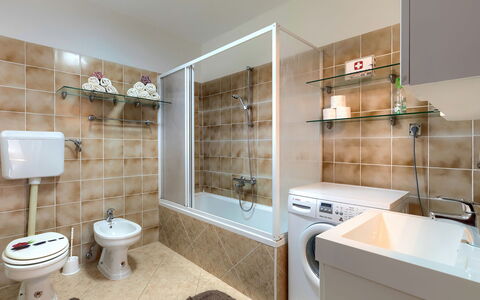 Dora: Armatur, Eigentum, Sinken, Duschkopf, Zapfhahn, Badezimmerschrank, Badezimmer, Cabinetry, Interior Design, Dusche