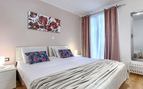 Viliam: Möbel, Interior Design, Bett, Holz, Fussboden, Schlafzimmer, Zimmer, Flooring, Textil, Bettdecke