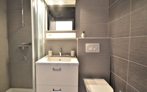 Pinezic: Bad Sink, Zapfhahn, Armatur, Spiegel, Badezimmerschrank, Sinken, Eigentum, Badezimmer, Lila, Interior Design