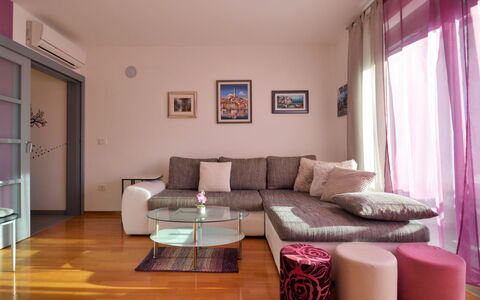 Pinezic: Couch, Möbel, Eigentum, Komfort, Holz, Lila, Interior Design, Studio Couch, Flooring, Wohnzimmer