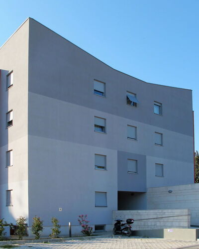 Pinezic: Himmel, Daytime, Eigentum, Gebäude, Fenster, Urban Design, Fassade, Verbundwerkstoff, Pflanze, Geschäftshaus