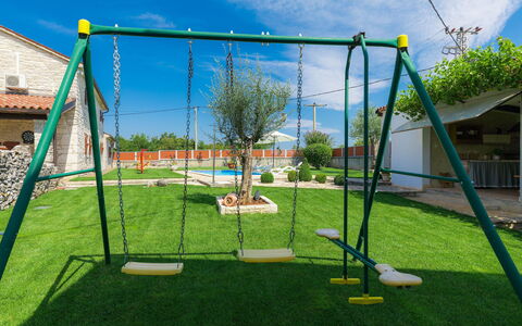 Bozac: Schwingen, Spielplatz, Spielmittel, Gras, Öffentlicher Raum, Menschliche Siedlung, Netz, Erholung, Freizeit, Baum