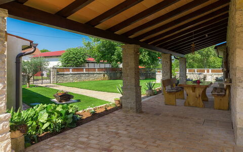 Bozac: Eigentum, Gebäude, Terrasse, Grundeigentum, Schatten, Pergola, Veranda, Hinterhof, Haus, Garten