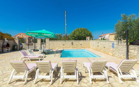 Gracije: Eigentum, Haus, Gebäude, Grundeigentum, Schwimmbad, Möbel, Urlaub, Estate, Resort, Tabelle