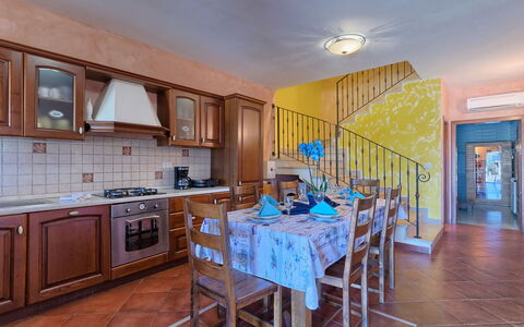 Gracije: Zimmer, Eigentum, Möbel, Gebäude, Grundeigentum, Küche, Interior Design, Cabinetry, Fussboden, Countertop