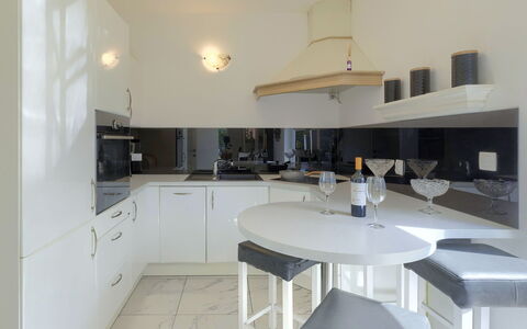Libera: Countertop, Cabinetry, Möbel, Tabelle, Küche, Stuhl, Zapfhahn, Interior Design, Küchengerät, Holz