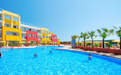Pula 672: Schwimmbad, Freizeitzentrum, Resort, Freizeit, \Stadt, Gebäude, Urlaub, Wasserpark, Ferienort, Hotel