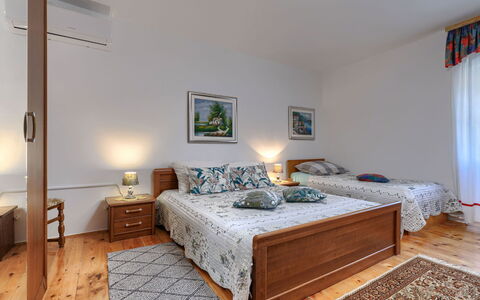 Pula Marčana 609: Bett, Möbel, Interior Design, Bedding, Schlafzimmer, Fussboden, Flooring, Bettdecke, Zimmer, Holz