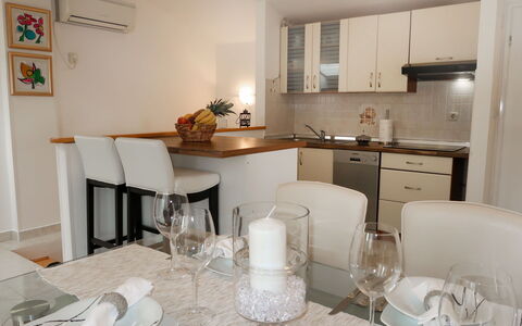 Labin 752: Eigentum, Geschirr, Möbel, Cabinetry, Stuhl, Tabelle, Countertop, Zapfhahn, Sinken, Dishware