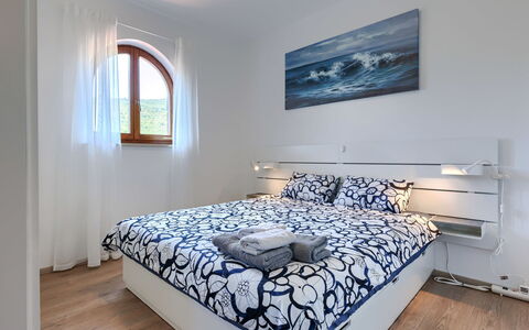 Ester: Bett, Interior Design, Schlafzimmer, Möbel, Flooring, Fussboden, Holz, Bedding, Bettdecke, Zimmer