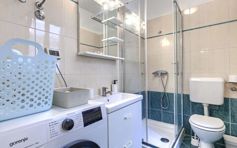 Ester: Waschmaschine, Armatur, Interior Design, Flooring, Badezimmer, Fussboden, Sinken, Badezimmerschrank, Wäschekammer, Bad Sink