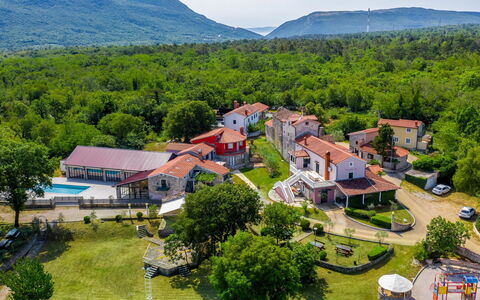 Labin 757: Pflanze, Himmel, Berg, Natur, Natürliche Landschaft, Baum, Haus, Gebäude, Grundstueck, Hütte