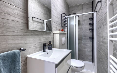 Lola: Armatur, Sinken, Flooring, Fussboden, Zapfhahn, Installation, Badezimmer, Badezimmerschrank, Toilette