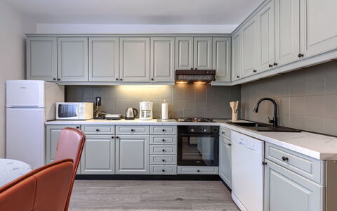 Lola: Küche, Cabinetry, Küchengerät, Countertop, Interior Design, Möbel, Major Appliance, Flooring, Beleuchtung, Schrank