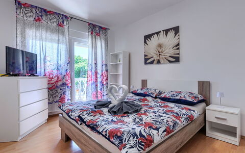 Lola: Möbel, Bett, Interior Design, Schlafzimmer, Bedding, Bettdecke, Fussboden, Flooring, Holz, Zimmer