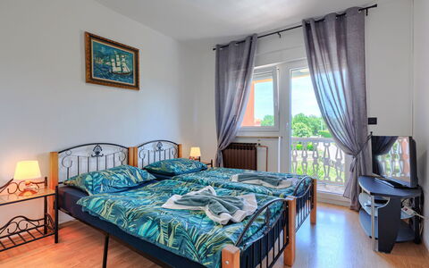 Lola: Möbel, Wohnung, Hartholz, Bedding, Holzbeize, Bett, Linens, Schlafzimmer, Hotel, Balkon