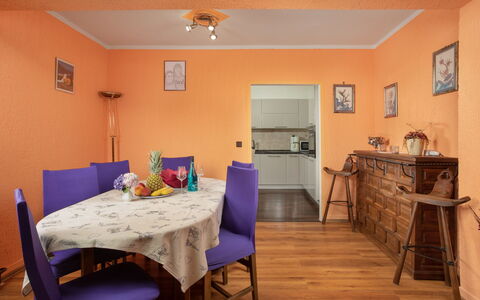 Lola: Zimmer, Möbel, Eigentum, Fussboden, Esszimmer, Decke, Interior Design, Gebäude, Wand, Tabelle