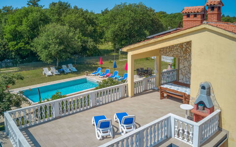 Lola: Eigentum, Gebäude, Haus, Grundeigentum, Schwimmbad, Zuhause, Villa, Estate, Terrasse, Zimmer