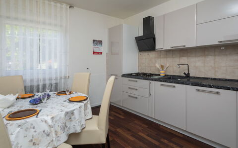 Lola: Zimmer, Eigentum, Möbel, Küche, Interior Design, Gebäude, Fussboden, Countertop, Haus, Gelb