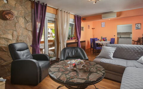 Lola: Zimmer, Wohnzimmer, Eigentum, Möbel, Interior Design, Gebäude, Haus, Fussboden, Zuhause, Tabelle
