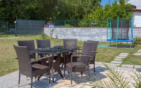 Lola: Möbel, Eigentum, Garten, Terrasse, Tabelle, Landscaping, Haus, Hinterhof, Zimmer, Grundeigentum