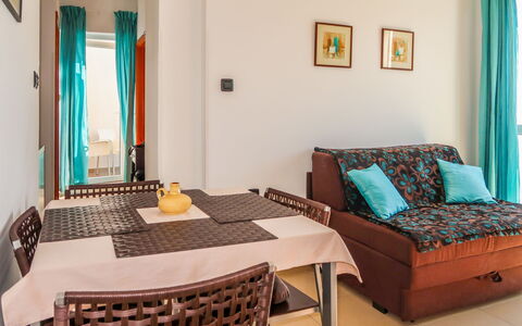 Rabac 633: Möbel, Zimmer, Eigentum, Schlafzimmer, Interior Design, Wohnzimmer, Türkis, Vorhang, Tabelle, Bett