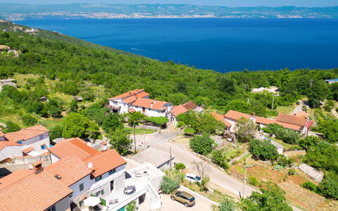 Matea: Wasser, Himmel, Eigentum, Natur, Azurblau, Gebäude, Baum, Pflanze, Natürliche Landschaft, Urban Design