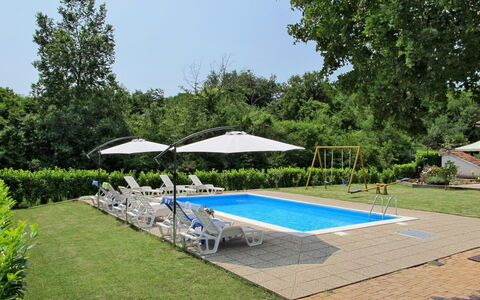 Krk Malinska 632: Pflanze, Regenschirm, Himmel, Schatten, Gartenmöbel, Schwimmbad, Baum, Wasser, Gebäude, Stuhl