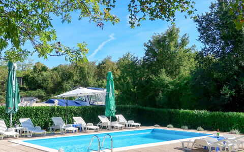 Krk Malinska 632: Schwimmbad, Eigentum, Freizeit, Grundeigentum, Baum, Haus, Urlaub, Resort, Sommer, Estate