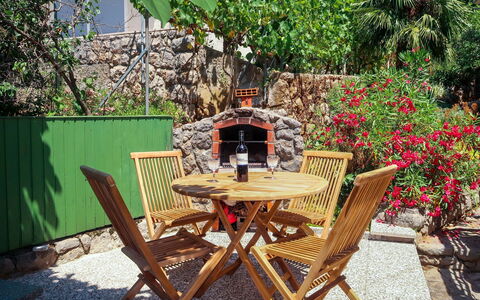 Crikvenica 602: Pflanze, Eigentum, Möbel, Blume, Blatt, Tisch Im Freien, Grün, Botanik, Stuhl, Gartenmöbel
