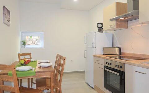 Crikvenica 602: Möbel, Cabinetry, Eigentum, Bilderrahmen, Herd, Countertop, Küchengerät, Stuhl, Tabelle, Holz