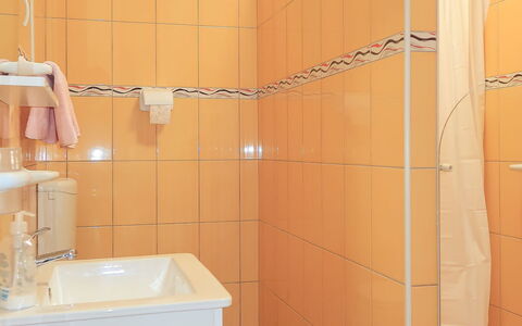 Crikvenica 602: Eigentum, Gebäude, Badezimmer, Armatur, Interior Design, Duschkopf, Fussboden, Flooring, Dusche