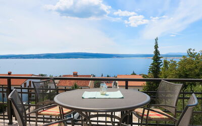 Crikvenica 602: Wolke, Himmel, Wasser, Tabelle, Möbel, Eigentum, Azurblau, Tisch Im Freien, Gartenmöbel, Holz