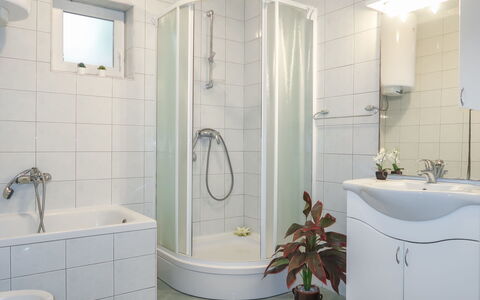 Manestar: Badezimmer, Zimmer, Eigentum, Fliese, Zapfhahn, Interior Design, Armatur, Wand, Fussboden, Die Architektur