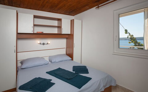 Fister: Bett, Schlafzimmer, Zimmer, Möbel, Eigentum, Bettdecke, Bettrahmen, Interior Design, Gebäude, Haus